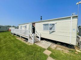 Caravan With Large Decking At Coopers Beach Holiday Park Ref 49036Ts，位于East Mersea的酒店