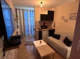 Superbe studio neuf avec balcon，位于拉肖的酒店