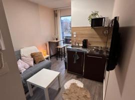 Cosy studio neuf avec balcon，位于拉肖的酒店
