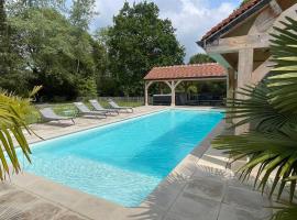 Superbe villa refaite 2023 Climatisation piscine SPA，位于Bourdonné的酒店