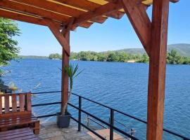 Srebrna obala，位于大格拉迪什泰的带停车场的酒店