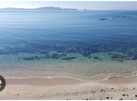 Studio et stationnement offert centre hyères，位于耶尔的酒店