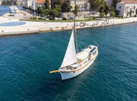 Ship Dolin - with view to Zadar Old town，位于扎达尔的船屋