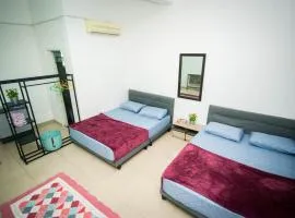 MKB Homestay - Landed Studio room with 2 Queen bed and Free Parking