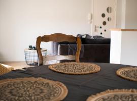 Appartement calme et spacieux avec terrasse à Issoire，位于伊苏瓦尔的酒店