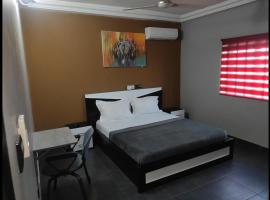 Deluxe Double Bed in Royal Blue Guest House and Bar 02，位于洛美的酒店