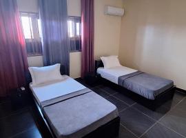 Deluxe Twin Beds in Royal Blue Guest House and Bar，位于洛美的酒店