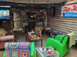 Raglan West Retro Beach Vibe Accommodation，位于拉格伦的酒店