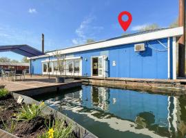 Gorgeous Ship In Lith With Lake View，位于Lith的酒店