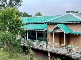 Retro Style Private Cottage Bhurban