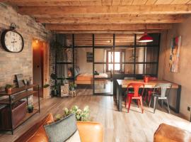 Appartement thématique: Voyage Industriel，位于Travers的酒店