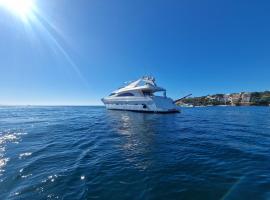 Luxury Motoryacht with Flybridge，位于马略卡岛帕尔马的船屋