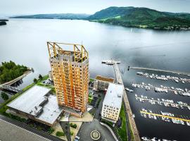 MJOS TOWER Suite - Lovely lake view，位于Brumunddal的带停车场的酒店