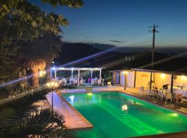 阿尔塞蒂莫切洛公寓式酒店，位于蒙泰内罗迪比萨恰的带泳池的酒店