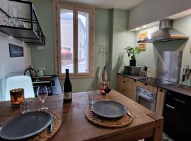 Chambre double avec salon chez l habitant-Maison Llapasset，位于弗米盖赫的酒店