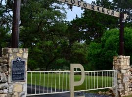 Poco Loco Ranch on the Guadalupe River，位于Kreutzberg的酒店