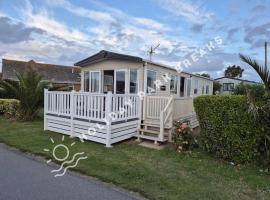 The Palms - Spacious 3 Bed at Seal Bay Resort in Selsey，位于塞尔西的酒店