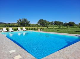 IL CUORE DEL CONERO - CASALE CON PISCINA, Natura e Relax，位于卡梅拉诺的酒店