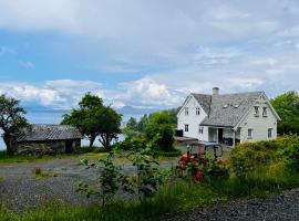 Fjord house with a private bay, boats and sauna!，位于Etnesjøen的酒店