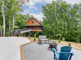 Gold Peak Treehouse Near Helen, Georgia，位于科尼利亚的酒店