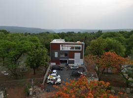 Hotel Raghavendra's Grand INN，位于Srīsailam的酒店