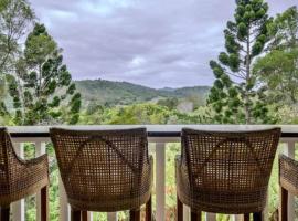 Acreage near Currumbin Beach，位于Currumbin Valley的酒店