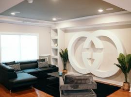 Charm City Luxury 4 Bedroom Brick Home，位于巴尔的摩的酒店