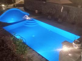 Villa Dikawah Ratu 1000m2，位于Jabon的酒店