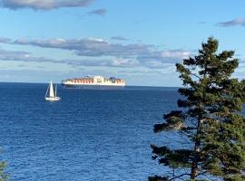 Ocean Sunrise,Beach Front,20 Minutes to Halifax，位于Portuguese Cove的度假屋