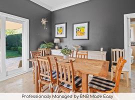 The Birch House - Stroll to CBD, Firepit，位于沃加沃加的酒店