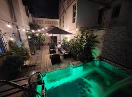 Private House with Pool, Fast Wi-Fi, AC, BBQ, Family Friendly, Pet Friendly, in Santo Domingo near Colonial Zone，位于圣多明各的酒店