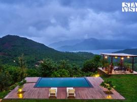 Waterfront Villa with Infinity Pool & BBQ Grill at Pune by StayVista，位于Mulshi的酒店