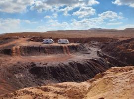 Glamping Caravans In the Crater- גלמפינג קרוואנים במכתש，位于米茨佩·拉蒙的露营地