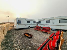 Glamping Caravans At The Farm - גלמפינג קרוואנים בחווה，位于米茨佩·拉蒙的露营地