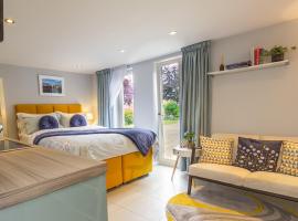 Stylish Studio-Walk to Windsor/Eton/Thames with Car Park，位于达切特的酒店