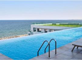 Regal Apartament Infinity Pool & Spa Mamaia North，位于北马马亚-讷沃达里的酒店