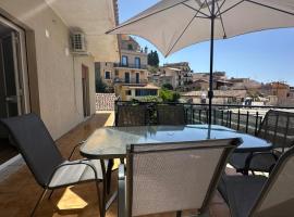 We Home Taormina Center with Parking，位于陶尔米纳的带停车场的酒店