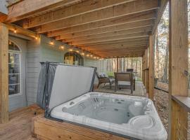 Mississippi Retreat with Hot Tub, Deck and Lake Views!，位于Terry的酒店