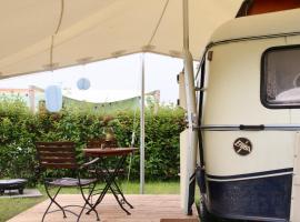 Oma Edda - Glamping in kultigem Wohnwagen auf Camping Seeblick，位于霍尔斯泰因地区诺伊斯塔特的酒店