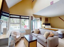 Condo 912 at North Creek Resort，位于蓝山的带泳池的酒店