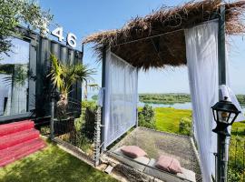 446 Tiny House Shirokë，位于Shirokë的带按摩浴缸的酒店