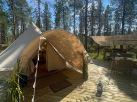 LaplandLiv Glampingtent with private sauna at the lake!，位于Björkliden的豪华帐篷