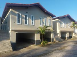 Casa Condominio 250M Praia Maranduba Wifi Churrasqueira，位于乌巴图巴的酒店