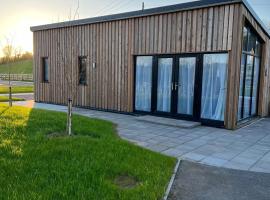 Killyfole lakeside lodges，位于Corranny的酒店