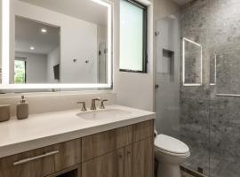 West Shore - Blackwood Basecamp，位于Tahoe Pines的酒店
