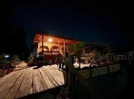 FAVELA HEADROOMS and GROUP OF HOUSEBOATS