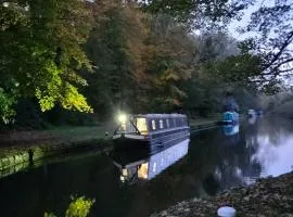 Comfy Canal Boat in Little Venice by Paddington for Family & Friends