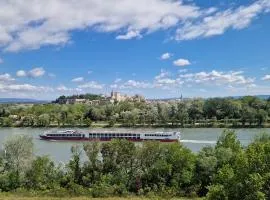 Petite maison ancienne rénovée avec vue panoramique en centre historique, proche d'Avignon, climatisée, terrasse, parking