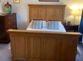 Beautiful private room with Kingsize bed and large private en-suite，位于彼得伯勒的酒店