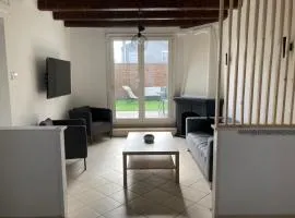 Belle maison avec grande terasse à 10 minutes en train de Paris centre et 6 min à pied de la gare et du centre ville